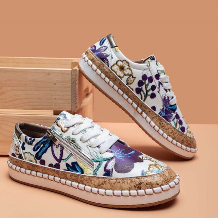 Witte sneakers met kleurrijke bloemenprint en kurken zool, casual damesmode, trendy schoenen, comfortabele pasvorm, stijlvol design.