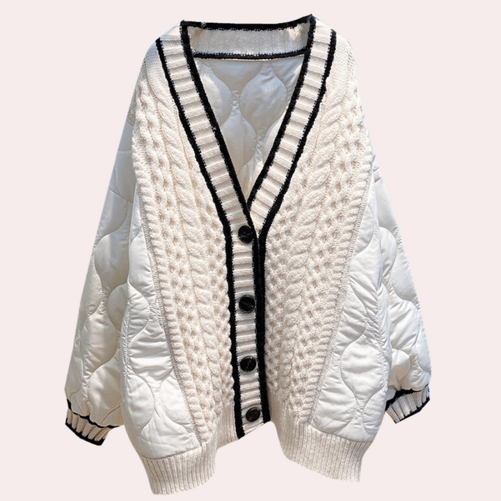 Witte gebreide oversized cardigan met zwarte knopen en V-hals, kabelpatroon, contrasterende zwarte strepen, trendy damesmode, herfst-winter stijl.