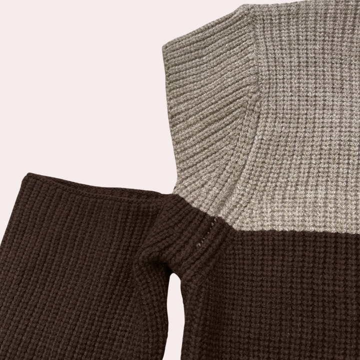 Bruin-beige gebreide trui met geribbelde textuur, lange mouwen en kleurblokkering. Modieuze dameskleding, herfst-winter stijl.