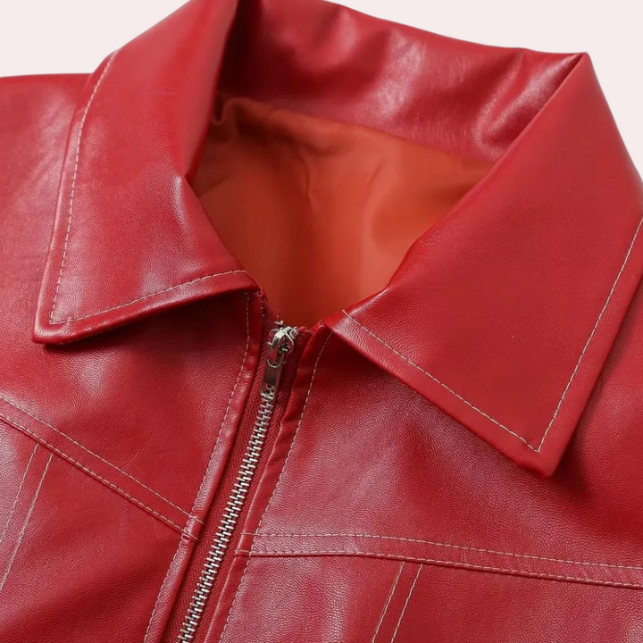 Rode leren jas met ritssluiting en kraag, close-up. Modieuze damesjas, hoogwaardige rode leren kleding, trendy herfst- en wintermode.