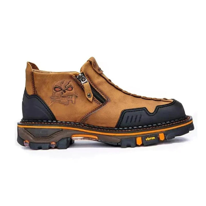 Bruine leren herenschoen met robuust ontwerp, ritssluiting en opvallend schedelmotief. Duurzame, stijlvolle schoenen voor mannen.
