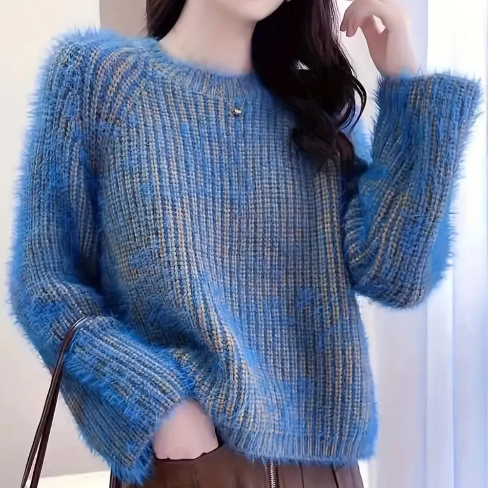 Vrouw draagt een blauwe gebreide trui met lange mouwen, modieuze winterkleding, casual stijl, comfortabele en warme outfit voor dames.
