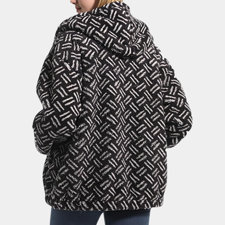 Zwarte en witte fleece hoodie met geometrisch patroon, comfortabele winterkleding, trendy damesmode, warme jas met capuchon, casual stijl.