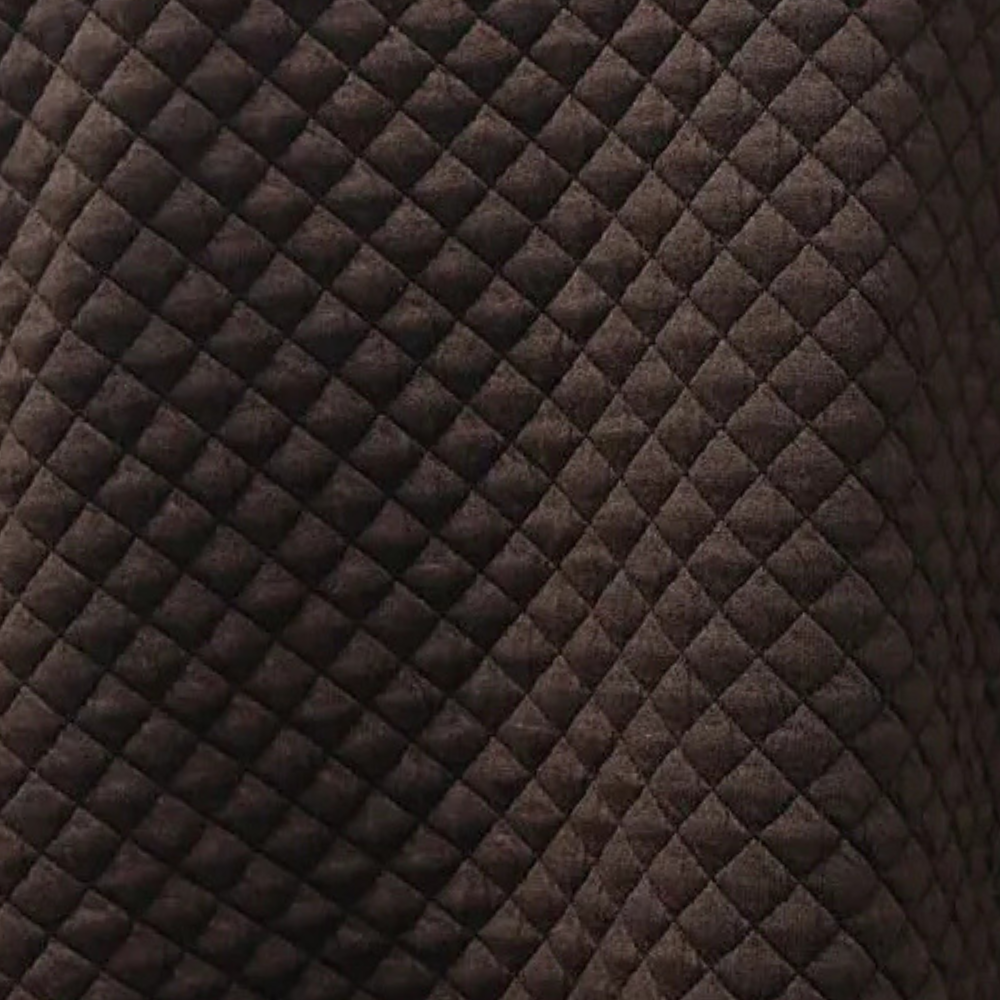 Bruin gewatteerde stof met ruitpatroon, close-up. Ideaal voor interieurdecoratie, meubels en textielprojecten. Luxe en duurzaam materiaal.
