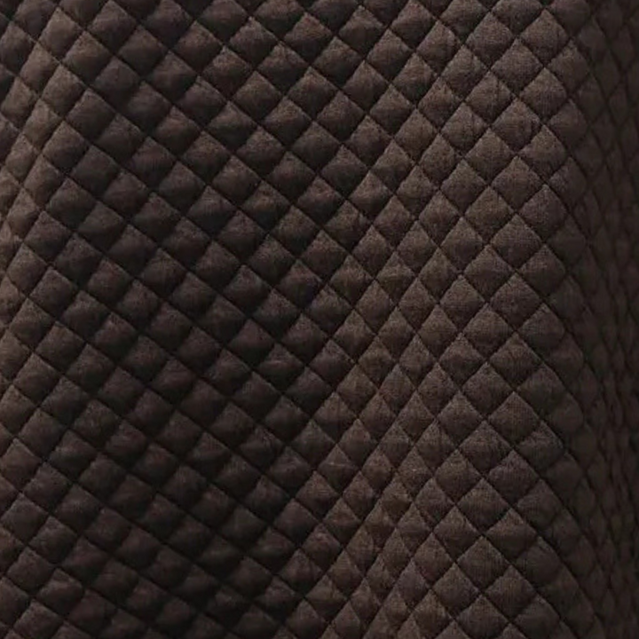 Bruin gewatteerde stof met ruitpatroon, close-up. Ideaal voor interieurdecoratie, meubels en textielprojecten. Luxe en duurzaam materiaal.