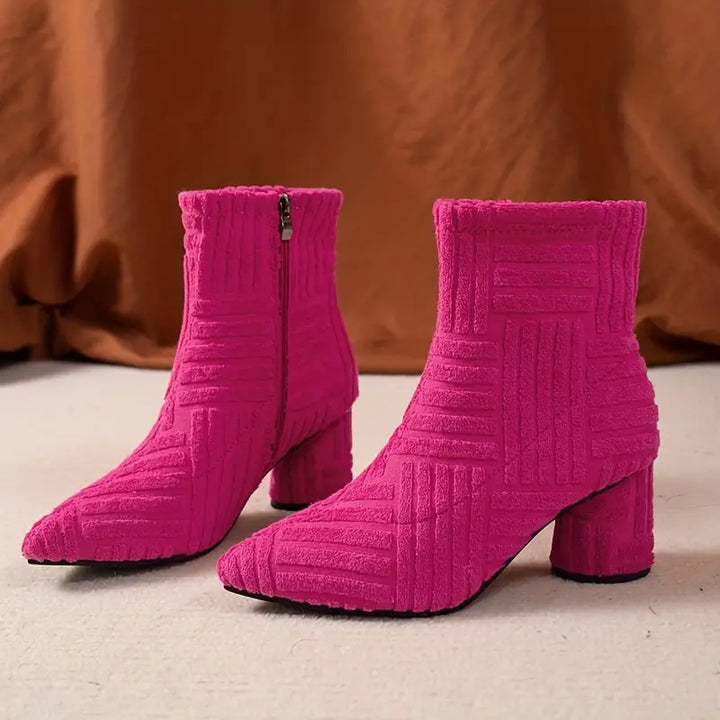 Felroze enkellaarsjes met blokhak en ritssluiting, textuurpatroon. Trendy damesmode, herfst/winter schoenen, opvallende kleur.