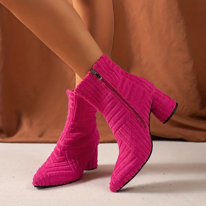 Felroze enkellaarsjes met blokhak en ritssluiting, gebreid patroon. Trendy damesmode, comfortabele schoenen, herfst/winter 2023.