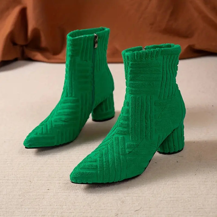Groene enkellaarsjes met textuur, blokhak en ritssluiting, trendy damesmode, perfect voor herfst- en winteroutfits, stijlvol en comfortabel.