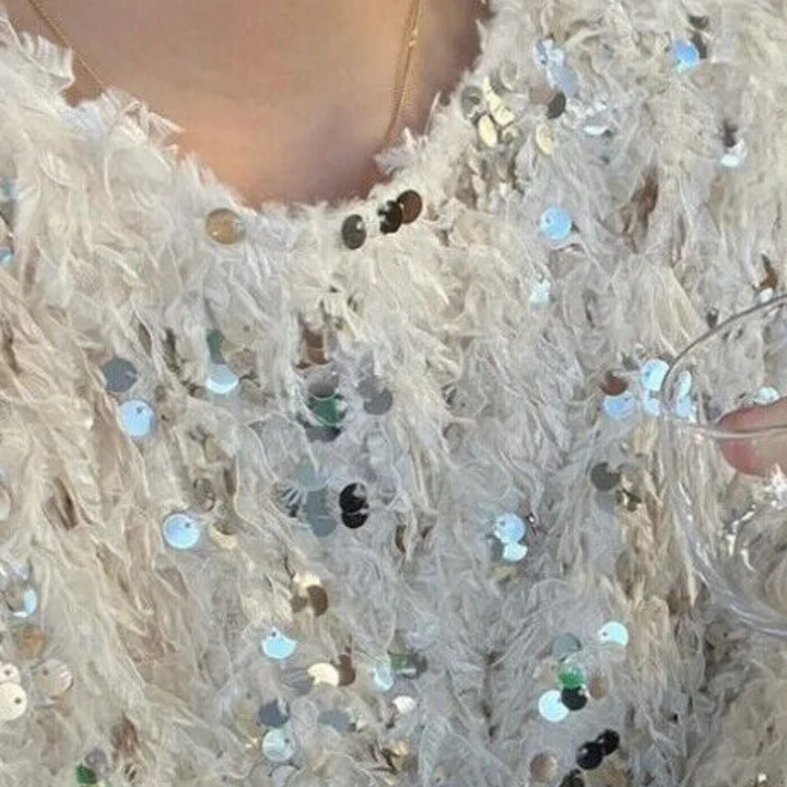 Witte paillettenjurk met glinsterende details, close-up. Perfect voor feestelijke gelegenheden. Trendy mode, elegant design, feestkleding.