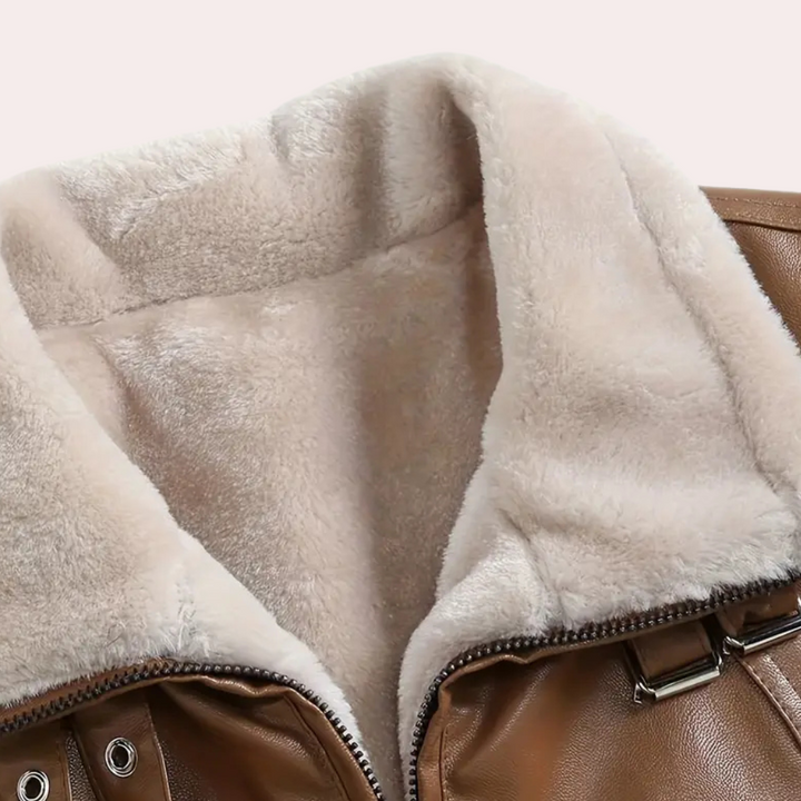 Bruine leren jas met zachte witte fleece voering, metalen rits en gespen. Perfect voor wintermode, warme en stijlvolle dameskleding.