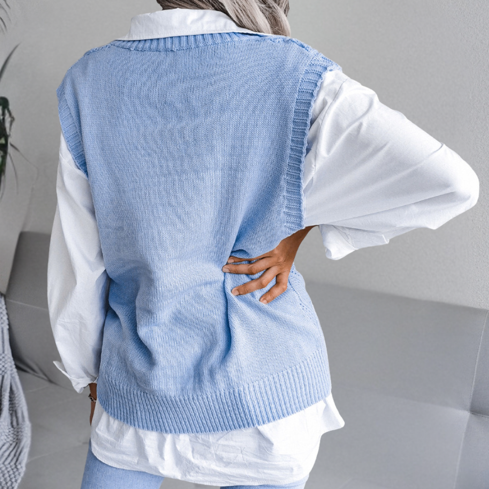 Damesmode: Blauwe gebreide spencer over witte blouse, casual chique outfit, trendy herfstkleding, stijlvolle dameskleding, modeaccessoire.