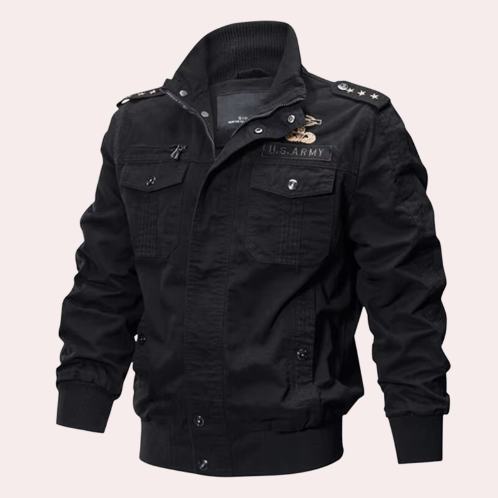 Zwarte militaire jas met opstaande kraag, epauletten met sterren, en "U.S. Army" op borst. Perfect voor herenmode, casual en outdoor stijlen.