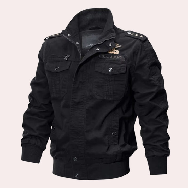 Zwarte militaire jas met opstaande kraag, epauletten met sterren, en "U.S. Army" op borst. Perfect voor herenmode, casual en outdoor stijlen.