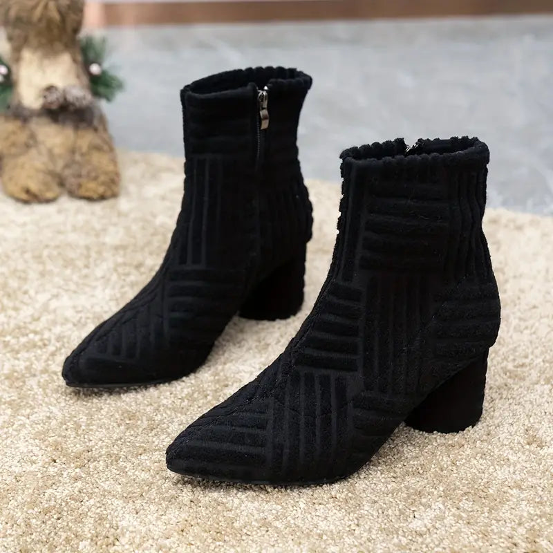 Zwarte enkellaarsjes met blokhak en ritssluiting, geribbelde textuur, trendy damesmode, perfect voor herfst- en winteroutfits.