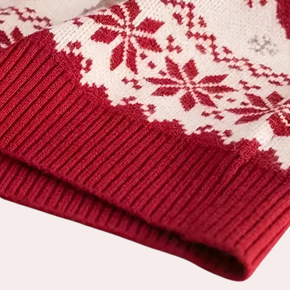 Rode en witte kersttrui met sneeuwvlokpatroon, gebreid ontwerp, close-up van de zoom. Perfect voor wintermode en feestdagen.