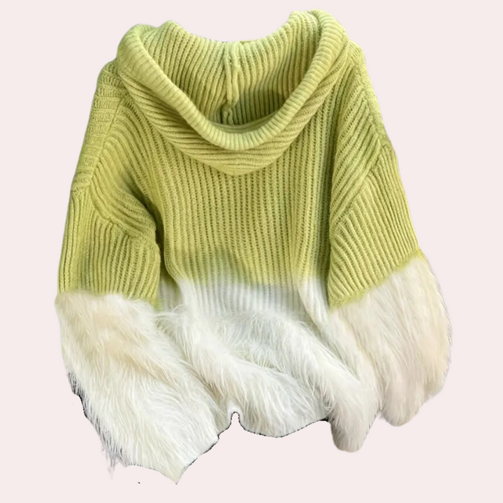 Lichtgroene gebreide trui met capuchon en witte pluizige mouwen, damesmode, winterkleding, trendy oversized design, comfortabele warme stof.