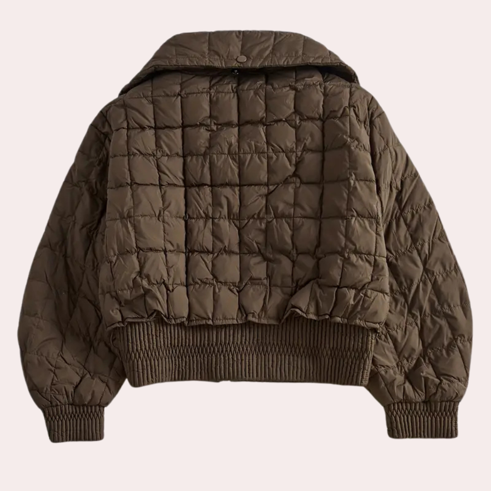 Bruine gewatteerde jas met ruitpatroon, lange mouwen en elastische boorden. Stijlvolle winterjas voor dames, ideaal voor koude dagen.