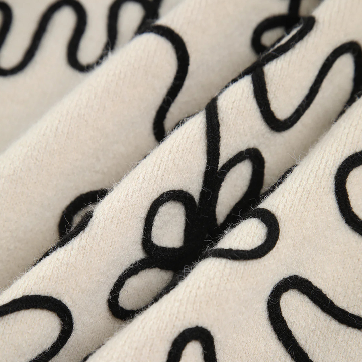 Beige wollen stof met zwarte, golvende lijnenpatroon, close-up. Perfect voor modeontwerp, interieurdecoratie en textielinnovatie.
