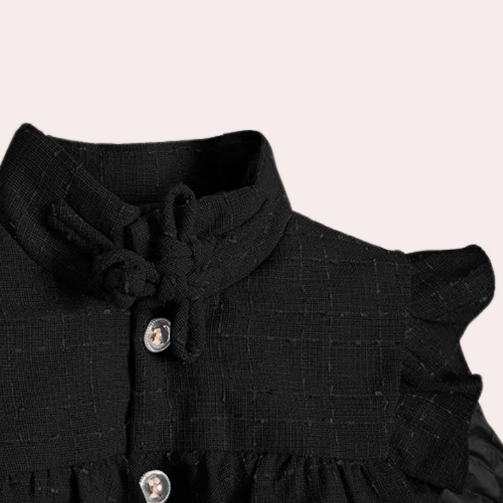 Zwarte damesblouse met knoopsluiting, ruches en strikdetail, elegante kleding, modieuze top, geschikt voor formele en casual gelegenheden.