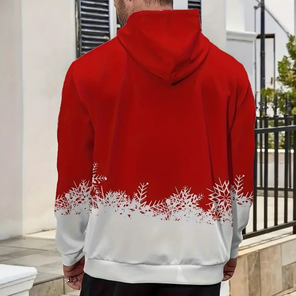 Man in rode hoodie met sneeuwvlokontwerp, buiten voor een huis. Wintermode, casual kleding, comfortabele hoodie, trendy herenkleding.