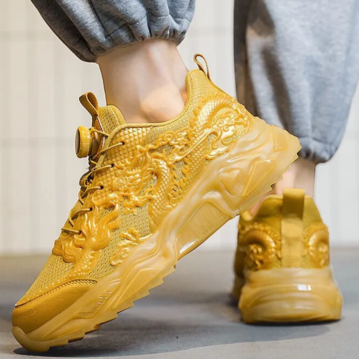 Gele sneakers met drakenmotief, ademend mesh, dikke zool, sportief design. Perfect voor casual en sportieve outfits. Unieke herenschoenen.