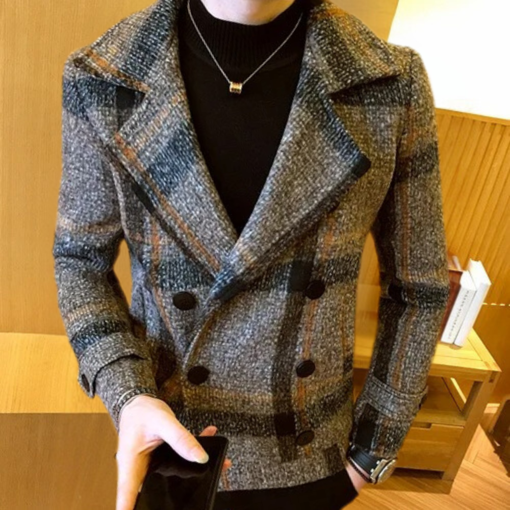 Grijze geruite wollen jas voor heren, dubbele rij knopen, stijlvolle wintermode, casual chique look, ideaal voor koude seizoenen.