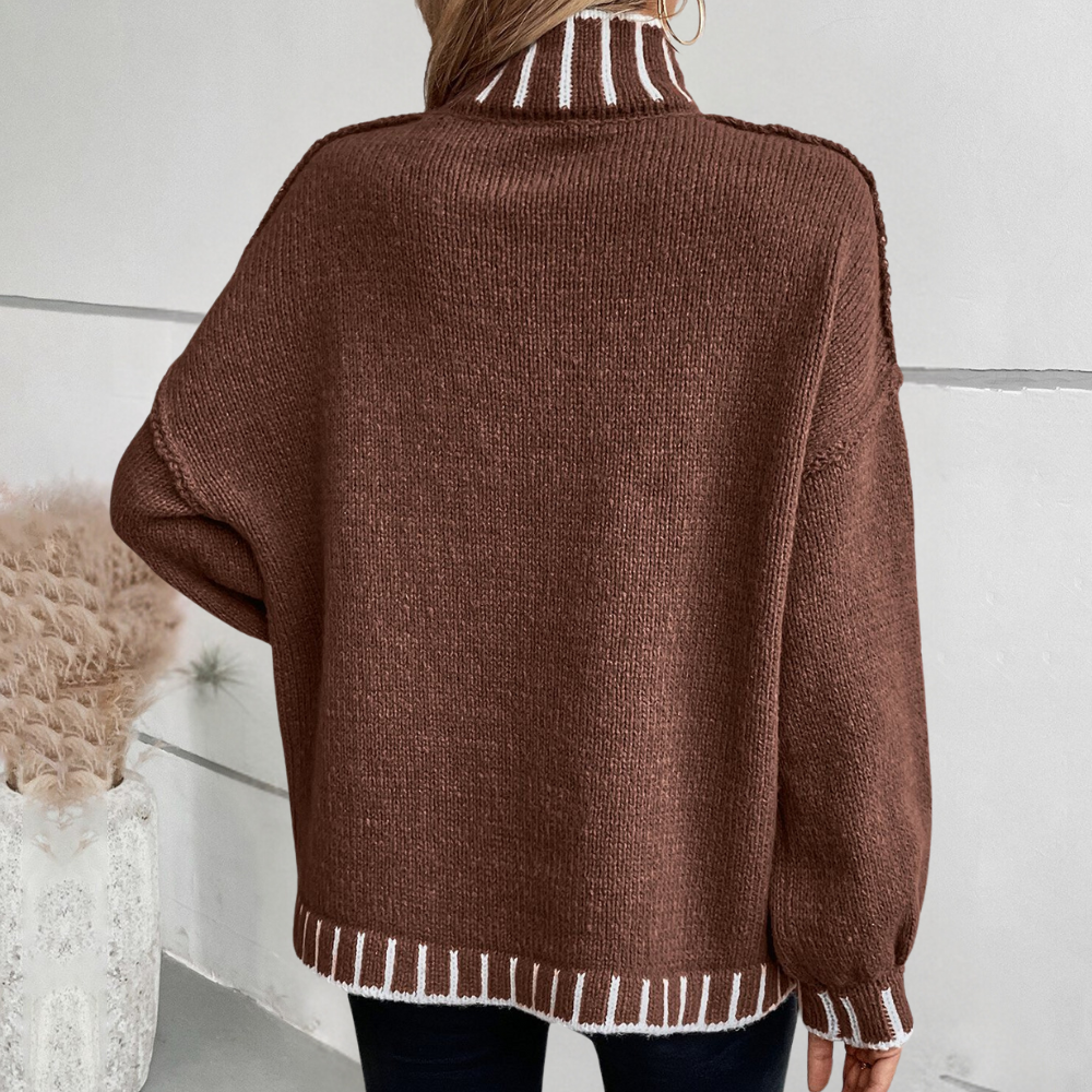 Bruine oversized trui met witte strepen, coltrui design, gedragen door vrouw. Modieuze herfstkleding, comfortabele gebreide stof.
