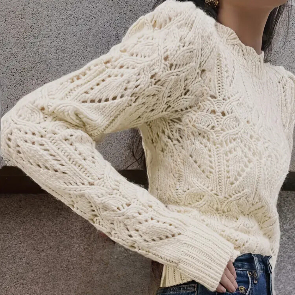 Crèmekleurige gebreide trui met kabelpatroon, lange mouwen en ronde hals, perfect voor herfstmode. Stijlvolle dameskleding, warme wintertrui.