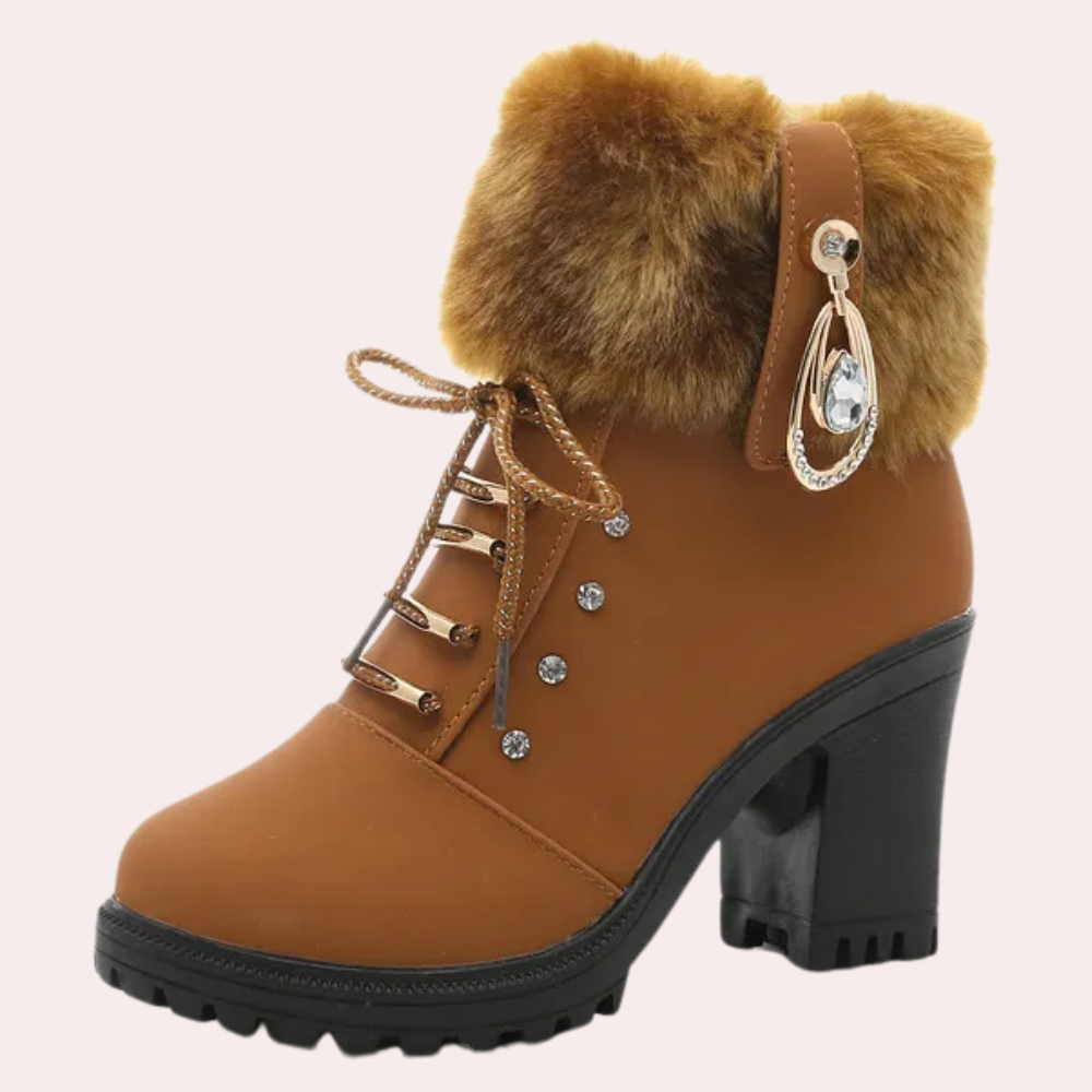 Bruine dameslaars met hoge hak, bontkraag en decoratieve kristallen. Modieuze winterlaars, ideaal voor koude seizoenen. Trendy en stijlvol ontwerp.