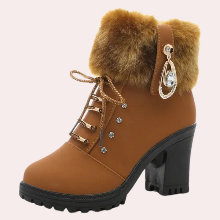 Bruine dameslaars met hoge hak, bontkraag en decoratieve kristallen. Modieuze winterlaars, ideaal voor koude seizoenen. Trendy en stijlvol ontwerp.