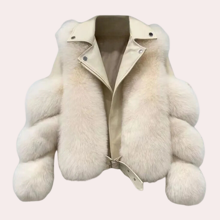 Luxe witte bontjas voor dames, met dikke vacht en stijlvolle kraag. Perfect voor wintermode en elegante outfits. Hoogwaardige winterkleding.