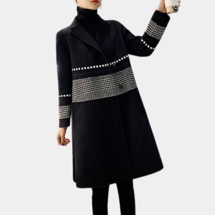 Zwarte damesjas met geruite details, lange mouwen en hoge kraag, modieuze winterkleding, elegant ontwerp, geschikt voor koude seizoenen.