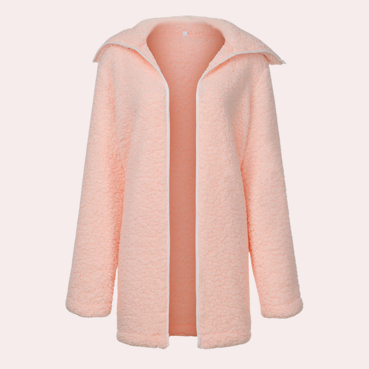 Lichtroze teddyjas voor dames, open voorkant, zachte fleece stof, trendy wintermode, comfortabele en stijlvolle buitenkleding.