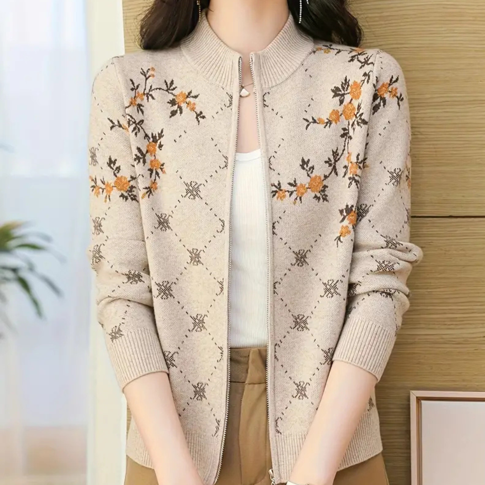 Beige gebreid vest met bloemenpatroon, lange mouwen en ritssluiting, gedragen door een vrouw. Modieuze dameskleding, herfststijl.