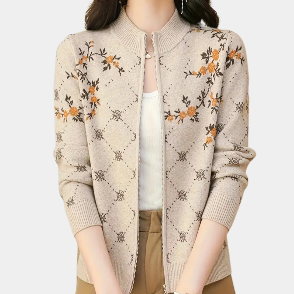 Vrouw draagt beige gebreid vest met bloemenpatroon, ritssluiting en opstaande kraag. Modieuze dameskleding, herfststijl, casual elegantie.