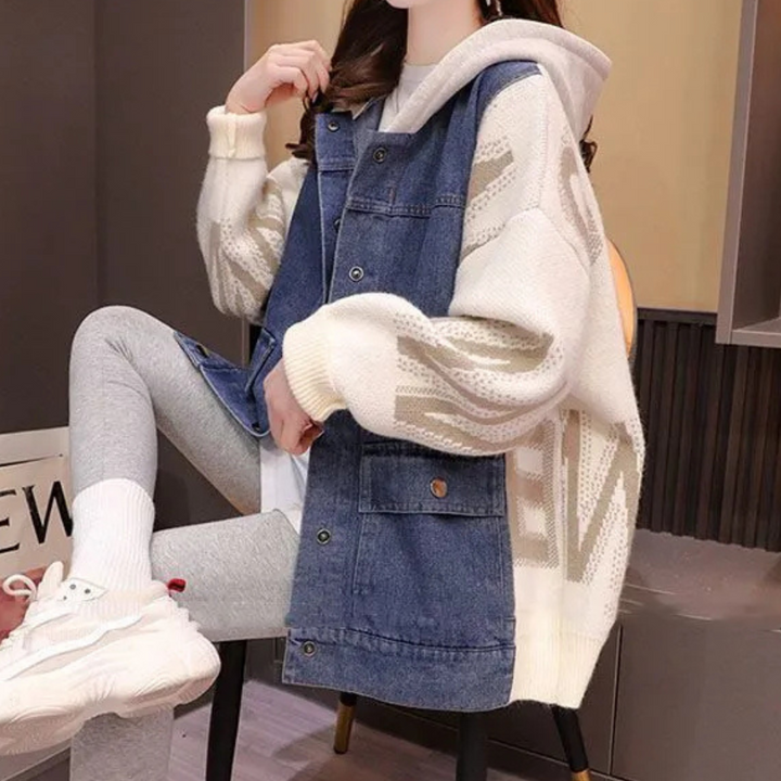 Vrouw in modieuze outfit met oversized denim vest, gebreide trui en grijze leggings. Trendy streetwear look met witte sneakers.