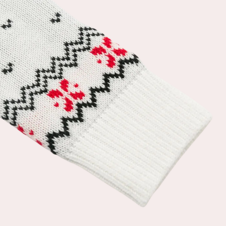 Witte gebreide mouw met zwart-rood Noors patroon, wintertrui detail, Scandinavisch design, warme kleding, modieuze winterstijl.