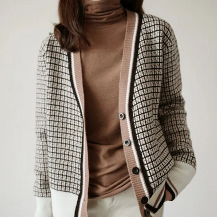 Vrouw in geruite cardigan en bruine coltrui, modieuze dameskleding, herfststijl, casual outfit, trendy vest met knopen, comfortabele mode.