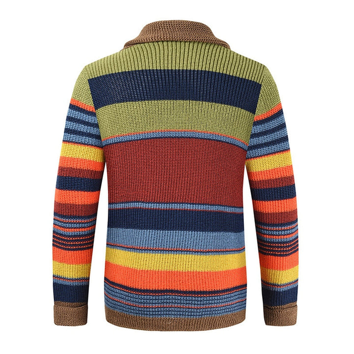 Grofgebreide herentrui met kleurrijke strepen, inclusief blauw, groen, oranje en bruin. Perfect voor herfstmode en casual outfits.