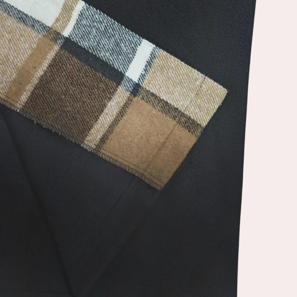 Bruine geruite sjaal op zwarte achtergrond, wollen stof, herfstmodeaccessoire, stijlvolle plaid print, warme winterkleding, trendy design.