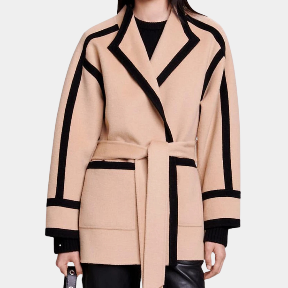 Beige damesjas met zwarte accenten en ceintuur, modieuze herfstkleding, stijlvolle jas voor dames, trendy en elegant design.