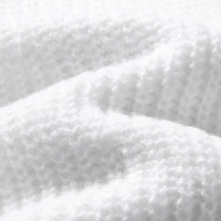 Witte gebreide stof close-up, zachte textuur, ideaal voor winterkleding en breiprojecten. Hoogwaardige wol, comfortabel en warm.