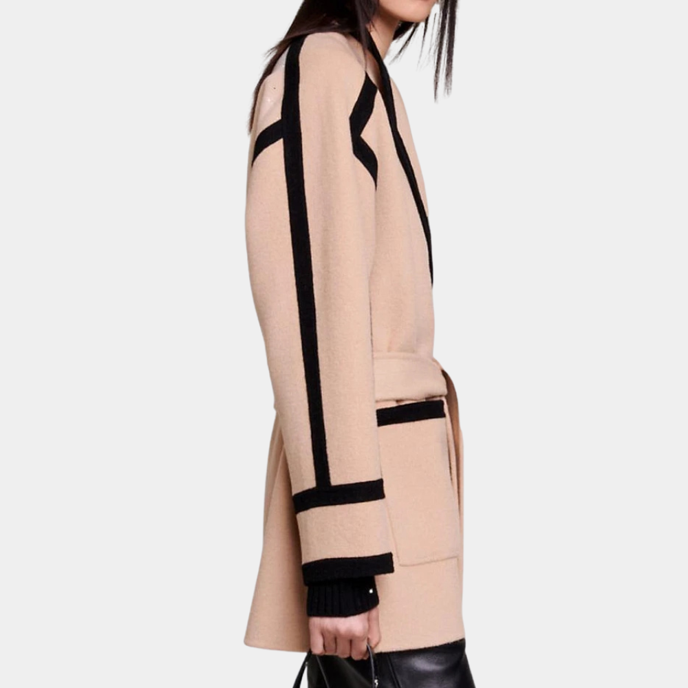 Beige damesjas met zwarte strepen, lange mouwen en riem, modieuze herfstkleding, zijaanzicht. Perfect voor stijlvolle, moderne outfits.