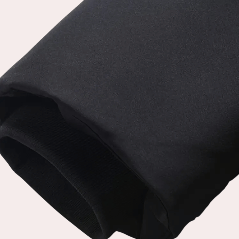 Zwarte winterjas mouw, close-up. Hoogwaardige stof, warme voering. Perfect voor koude seizoenen. Stijlvolle en functionele winterkleding.
