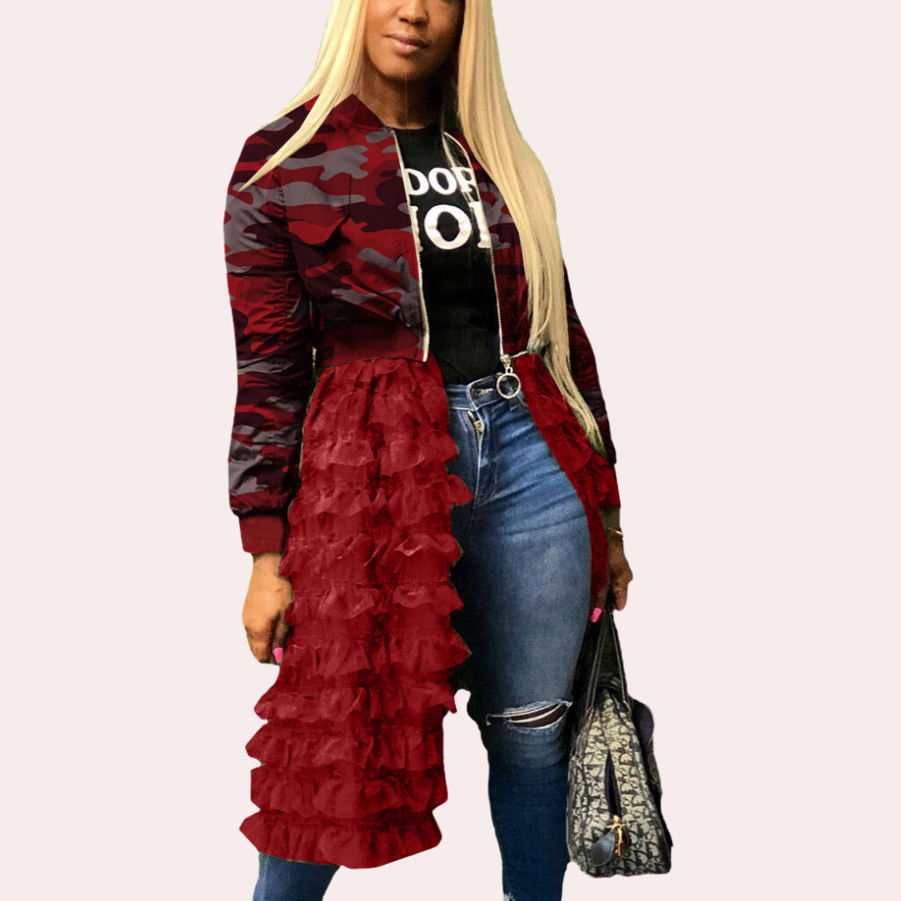 Vrouw in trendy rood camouflagejack met ruches, zwarte top en blauwe jeans, draagt een stijlvolle tas. Mode, streetwear, dameskleding.