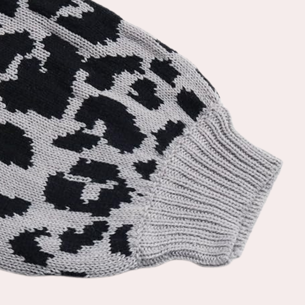 Grijze trui met zwart luipaardprint patroon, gebreide manchetten, trendy mode, comfortabele dameskleding, herfst-winter stijl.