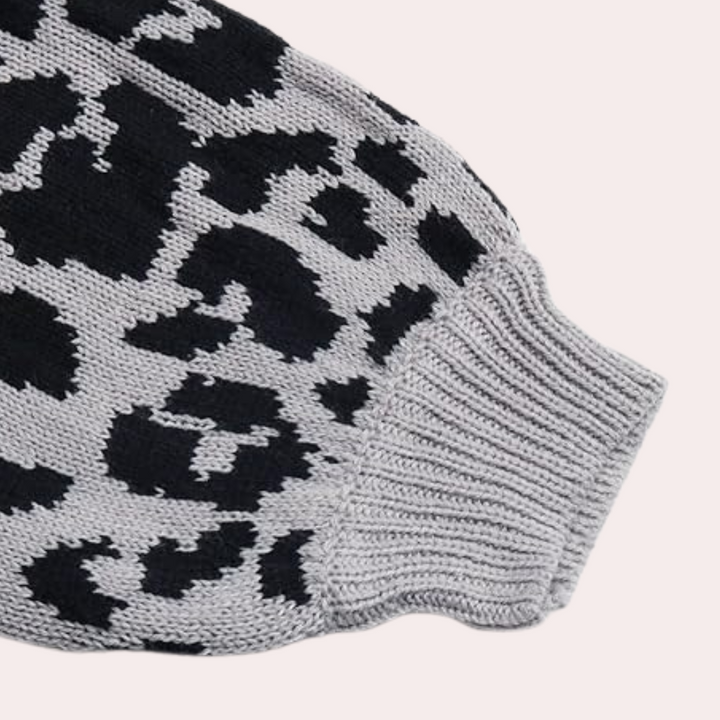 Grijze trui met zwart luipaardprint patroon, gebreide manchetten, trendy mode, comfortabele dameskleding, herfst-winter stijl.