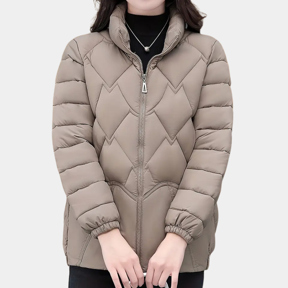 Dames winterjas beige, gewatteerd met rits, modieus en warm, ideaal voor koude seizoenen. Comfortabele pasvorm, trendy design.
