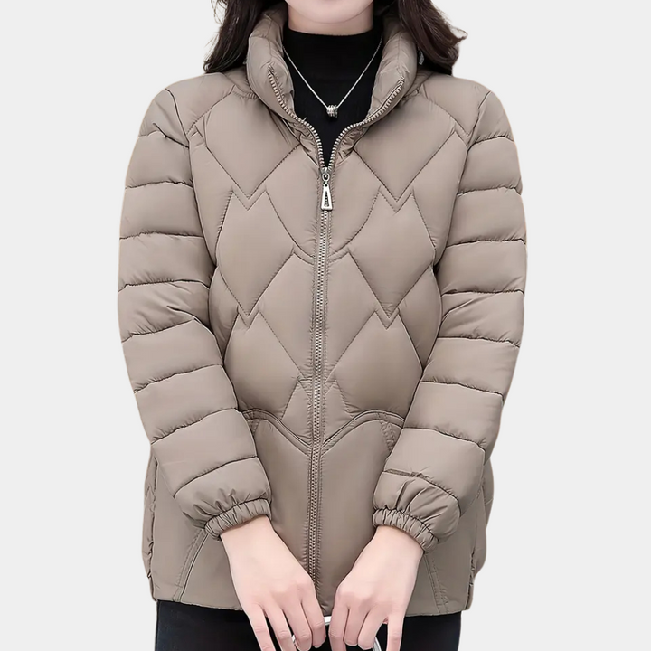 Dames winterjas beige, gewatteerd met rits, modieus en warm, ideaal voor koude seizoenen. Comfortabele pasvorm, trendy design.
