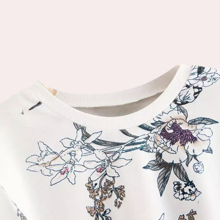 Witte damestrui met bloemenprint, ronde hals, elegante casual mode, comfortabele stof, ideaal voor lente en zomer.